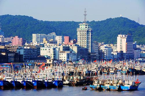 5月30日,浙江舟山沈家門漁港停滿了準(zhǔn)備休漁的漁船。新華社發(fā)(姚峰 攝)