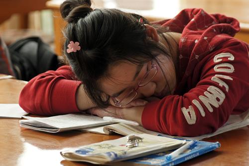 6月3日,在貴陽市圖書館,一名備戰(zhàn)高考的女生趴在閱覽桌上休息。新華社發(fā)(彭年 攝)