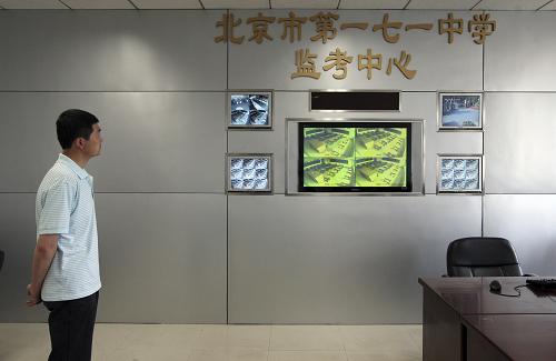 6月3日下午,在北京171中學(xué)考點,考務(wù)工作人員在自查考場遠(yuǎn)程監(jiān)考設(shè)備。當(dāng)日,在北京171中學(xué)考點,工作人員為6月7至8日舉行的高考進(jìn)行各項準(zhǔn)備工作。由于端午假期過后的第一個工作日就將迎來2011年北京市高考首日考試,因此部分區(qū)縣將在今天布置完考場并封閉考點。新華社發(fā)(周良 攝)