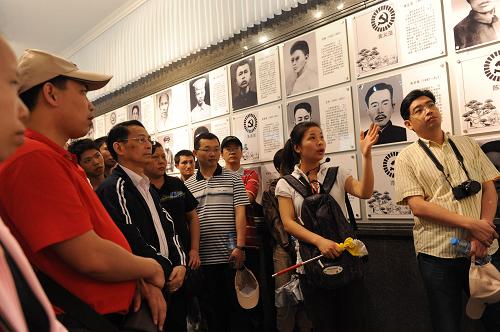 游客在井岡山革命烈士陵園了解革命先烈的光輝事跡(6月2日攝)。新華社記者 李健 攝