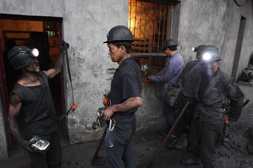 6月3日,救援人員在發(fā)生瓦斯突出事故的湖南雙峰雙橋煤礦井下救援出來(lái)后交礦燈。新華社發(fā)(郭國(guó)權(quán) 攝)