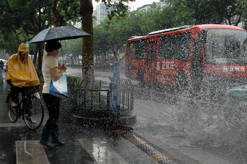 6月4日,杭州迎來大范圍降水天氣,行人在斑馬線旁等待時躲避汽車濺起的路邊積水。當(dāng)日,據(jù)浙江省氣象臺預(yù)報,端午節(jié)假期(6月4日至6日)期間,受西南暖濕氣流和弱冷空氣共同影響,浙江省將迎來一次較明顯的降水過程,部分地區(qū)雨量可達大雨到暴雨。4日11時,浙江省德清縣氣象局首先發(fā)布暴雨黃色預(yù)警。新華社記者 黃宗治 攝