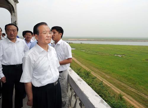 6月2日至4日,中共中央政治局常委、國務(wù)院總理溫家寶趕赴旱情嚴(yán)重的江西、湖南、湖北三省,到鄱陽湖、洞庭湖等湖區(qū)及丹江口水庫實地察看水情、旱情、災(zāi)情,看望慰問干部群眾,指導(dǎo)抗旱救災(zāi)工作。這是6月2日,溫家寶來到地處贛江和修河交匯處的江西省永修縣吳城鎮(zhèn)望湖臺,極目遠眺,過去一望無際的湖面已變成大面積草地。新華社記者 李濤 攝