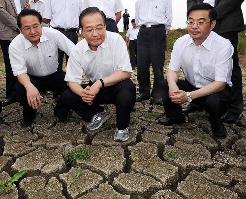 這是6月2日,溫家寶在湖南省岳陽市君山區(qū)采桑湖鎮(zhèn)湖底察看旱情。新華社記者 李濤 攝