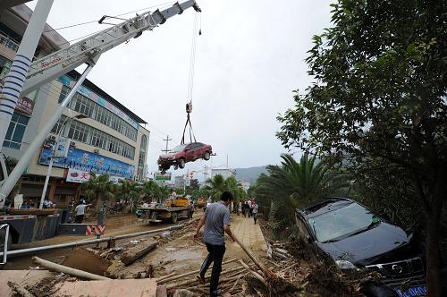 6月7日,起重機(jī)在望謨縣街頭將被洪水損壞的汽車吊起。當(dāng)日,記者從望謨縣“6·6”抗洪搶險救災(zāi)指揮部了解到,截至7日18時,此次洪澇災(zāi)害已造成望謨縣死亡21人,失蹤31人。新華社記者 劉續(xù) 攝