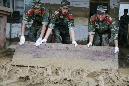 6月7日,武警官兵在一所校園內(nèi)清理淤泥。貴州望謨縣洪澇災(zāi)害發(fā)生后,當(dāng)?shù)亟M織消防、武警、民兵預(yù)備役等330多人趕到縣城,連夜全力清淤,幫助修復(fù)基礎(chǔ)設(shè)施,當(dāng)?shù)厝罕娨卜e極展開災(zāi)后自救。新華社發(fā)(劉基勇 攝)