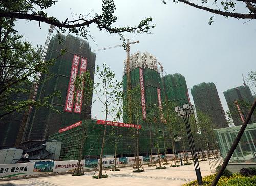 正在建設(shè)的重慶公租房(6月8日攝)。記者從重慶市國(guó)土資源和房屋管理局了解到,今年,重慶市將繼續(xù)加大各類保障性住房建設(shè)力度,新開(kāi)工建設(shè)公共租賃住房、廉租住房等各類保障性住房近50萬(wàn)套,以解決中低收入群眾的住房問(wèn)題。新華社記者 周衡義 攝