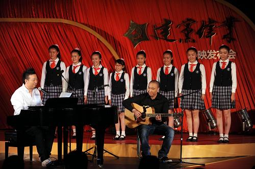 6月8日,馬上又(左一)演唱自己作曲的電影《建黨偉業(yè)》主題曲《有一天》。當日,建黨90周年獻禮影片《建黨偉業(yè)》在北京舉行首映發(fā)布會,導演韓三平、黃建新攜眾主演亮相,并首次曝光了“革命志士”預告片及主題曲《有一天》。影片將于6月15日在全國公映。新華社記者 金良快 攝