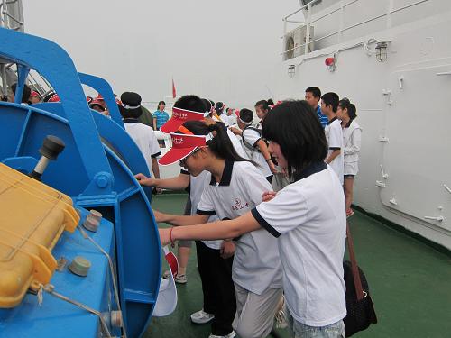6月8日,來(lái)自濰坊市昌樂(lè)縣第二中學(xué)的學(xué)生在參觀“向陽(yáng)紅09”船。當(dāng)日是世界海洋日暨全國(guó)海洋宣傳日,我國(guó)“蛟龍?zhí)?#8221;載人深潛器母船——“向陽(yáng)紅09”船在青島免費(fèi)向公眾開放,以普及深海知識(shí),提高全民海洋意識(shí)。“向陽(yáng)紅09”船自1978年12月服役以來(lái),數(shù)十次完成了我國(guó)中近海重大海洋調(diào)查任務(wù),是我國(guó)海洋綜合調(diào)查的功勛船。新華社記者張旭東 攝