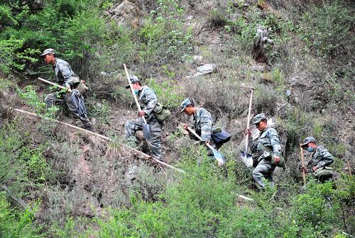 6月8日,解放軍某部官兵在甘肅連城自然保護(hù)區(qū)對被撲滅的火場進(jìn)行看護(hù)。新華社記者 高健鈞 攝