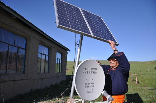 6月7日,內(nèi)蒙古呼倫貝爾市鄂溫克旗牧民白永生在調(diào)試“村村通”電視專用設備。據(jù)悉,“十一五”期間,內(nèi)蒙古各級政府共投入1.75億元,完成15418個20戶以上自然村“村村通”工程建設,已解決300萬農(nóng)牧民聽廣播、看電視等問題。新華社發(fā)(余昌軍 攝)