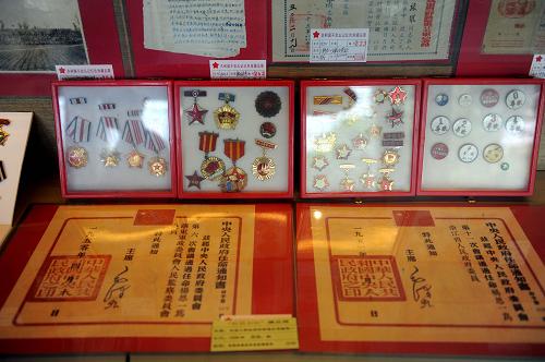 展覽上展示的各種勛章、獎(jiǎng)?wù)拢?月9日拍攝)。當(dāng)日,“紅色記憶——慶祝中國(guó)共產(chǎn)黨成立90周年紅色珍藏品展”在西湖博物館舉行。本次展覽展出了近千件展品,包括四個(gè)部分:光輝歷程(各個(gè)革命歷史時(shí)期的文史資料)、赫赫軍威(八路軍、新四軍、解放軍、志愿軍各個(gè)時(shí)期的軍服、獎(jiǎng)?wù)?、勛章、照片等)、領(lǐng)袖風(fēng)采(領(lǐng)袖像章、畫像、塑像等)、紅色票證(解放區(qū)的紙鈔、票證等)。這些革命歷史的紅色藏品見證了中國(guó)共產(chǎn)黨在各個(gè)歷史時(shí)期走過(guò)的歷程。新華社記者 徐昱 攝