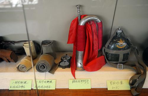 展覽展示的軍號(hào)、軍用水壺等實(shí)物展品(6月9日拍攝)。新華社記者 徐昱 攝