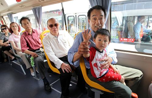 6月9日,居民乘坐首批開出的穿梭巴士。新華社記者 凡軍 攝