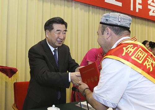6月9日,第四次全國(guó)殘疾人事業(yè)工作會(huì)議在北京召開。中共中央政治局委員、國(guó)務(wù)院副總理、國(guó)務(wù)院殘疾人工作委員會(huì)主任回良玉出席會(huì)議并講話。這是回良玉向全國(guó)殘疾人工作先進(jìn)個(gè)人代表頒獎(jiǎng)。新華社記者丁林?jǐn)z