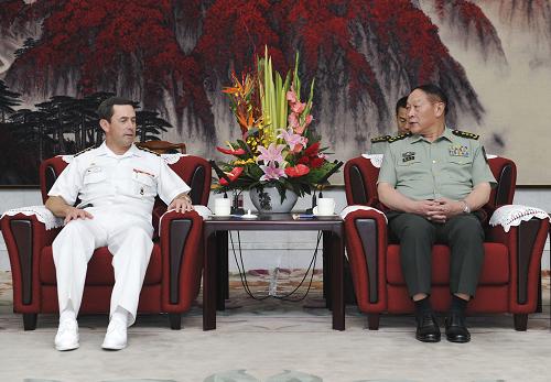 6月9日,中國(guó)國(guó)務(wù)委員兼國(guó)防部長(zhǎng)梁光烈上將在北京八一大樓會(huì)見(jiàn)來(lái)訪的智利海軍司令岡薩雷斯海軍上將。新華社記者 王曄 攝