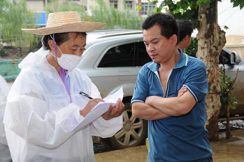 6月10日,衛(wèi)生防疫人員在登記居民房屋消毒情況。新華社記者 劉續(xù) 攝