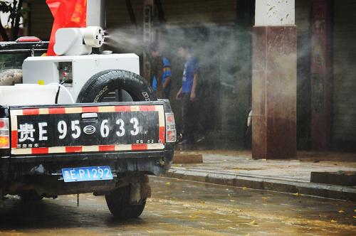 6月10日,衛(wèi)生消毒車在對望謨縣街道進(jìn)行消毒。新華社記者 劉續(xù) 攝
