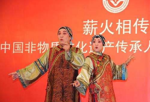 6月10日,在北京中華世紀壇當代藝術中心,國家級非物質(zhì)文化遺產(chǎn)項目代表性傳承人武利平(左)和徒弟武燕妮在表演二人臺《喜上喜》。當日,2011年“文化遺產(chǎn)日”主題活動在北京中華世紀壇當代藝術中心舉行。本次活動由中華人民共和國文化部主辦,由中國非物質(zhì)文化遺產(chǎn)保護中心承辦,將持續(xù)到本月15日。新華社發(fā)(王振攝)
