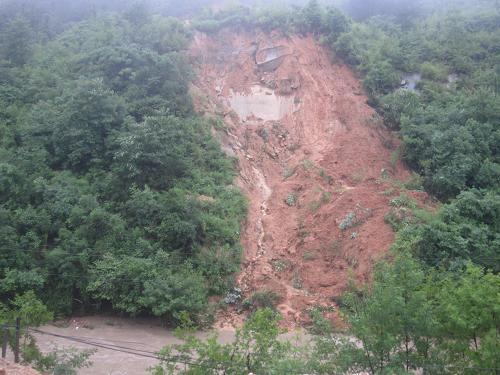 6月10日,湖南岳陽市臨湘市詹橋鎮(zhèn)觀山村一處山體發(fā)生垮塌災(zāi)害。6月9日晚開始,湖南岳陽市發(fā)生一次強降雨天氣過程,岳陽市屬下的臨湘市、岳陽縣等地因暴雨發(fā)生山洪泥石流,目前已造成15人死亡、25人失蹤。 10日凌晨,臨湘市詹橋鎮(zhèn)觀山村發(fā)生山洪泥石流沖垮民房,造成5人死亡、19人失蹤。災(zāi)情發(fā)生后,當(dāng)?shù)叵嚓P(guān)部門連夜迅速組織救援,搶險救災(zāi)工作正全面展開。新華社發(fā)(郭峰 攝)