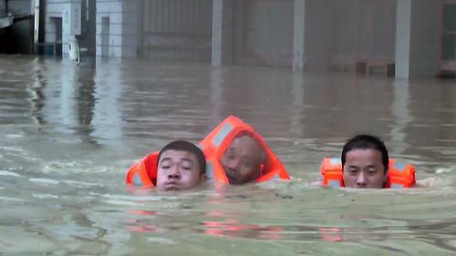 6月10日,湖北咸寧消防人員在營救被困人員(中)。新華社發(fā)(惠斌 攝)
