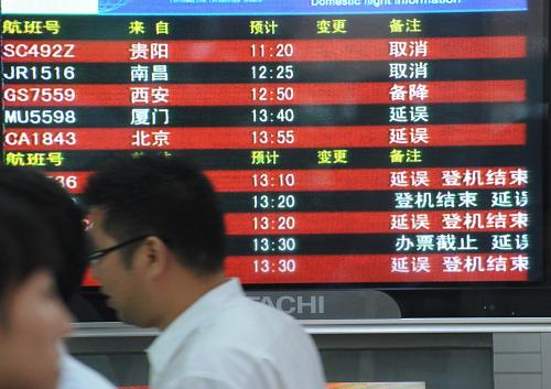 6月10日,合肥駱崗機(jī)場航班信息牌上的航班信息顯示,多個(gè)進(jìn)出港航班延誤。當(dāng)日,合肥駱崗機(jī)場遭遇大霧襲擊,造成往返合肥的10多個(gè)進(jìn)出港航班延誤,2000余名旅客行程受到影響。機(jī)場方面啟動了相關(guān)保障預(yù)案,妥善安置受影響的出行旅客。新華社記者 李健 攝