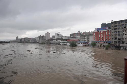 6月10日,特大暴雨導致陸水支流雋水河暴漲。6月9日晚至10日晨,湖北省咸寧市遭受特大暴雨襲擊,已造成20人死亡,5人失蹤。咸寧市防指下發(fā)了緊急通知,要求各地防汛責任人迅速到位,加強應對,把災害損失降到最低范圍,確保受災轉(zhuǎn)移群眾做到“五有”:有住所、有飯吃、有衣穿、有水喝、有病能醫(yī)。新華社記者 程敏 攝