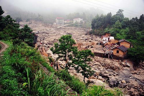 山洪造成的泥石流將湖南岳陽臨湘市詹橋鎮(zhèn)觀山村道路沖毀,眾多房屋倒塌(6月10日攝)。新華社記者 趙眾志 攝