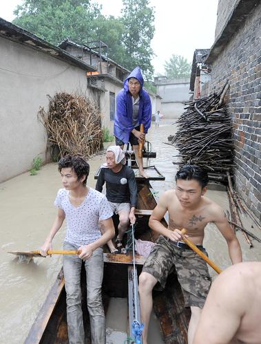 6月10日,湖北省崇陽縣天城鎮(zhèn)群眾自行組織龍舟挨家挨戶搜索被困群眾。新華社記者 程敏 攝