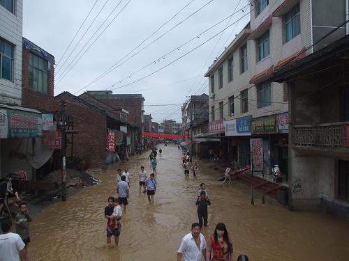 6月10日,湖南省婁底市新化縣西河鎮(zhèn)沙江村村民走在被雨水淹沒的道路上。受強(qiáng)降雨影響,湖南全省有岳陽(yáng)、懷化、張家界、益陽(yáng)、婁底5市19個(gè)縣市區(qū)209個(gè)鄉(xiāng)鎮(zhèn)受災(zāi),受災(zāi)人口143.5萬(wàn),倒塌房屋1377間,因?yàn)?zāi)死亡18人,失蹤28人,部分市縣出現(xiàn)了災(zāi)情,臨湘市、岳陽(yáng)、平江、安化、桃江等地受災(zāi)較為嚴(yán)重。新華社發(fā)(郭國(guó)權(quán) 攝)