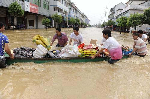 6月20日,蘭溪市女埠鎮(zhèn)居民用小船裝載著物品往安全地帶轉(zhuǎn)移。當(dāng)日8時(shí),錢(qián)塘江干流洪峰到達(dá)蘭溪,洪峰水位33.75米,為1955年以來(lái)最高水位。目前,蘭溪市正在繼續(xù)緊急撤離危險(xiǎn)區(qū)域群眾,并在確保人員安全的前提下全力搶險(xiǎn)。新華社發(fā)(梁臻 攝)