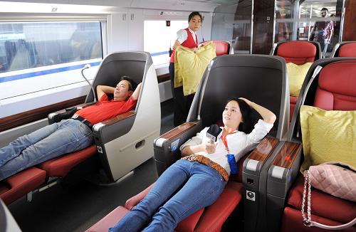 6月21日,媒體記者在體驗(yàn)高鐵列車舒適座椅。當(dāng)日,濟(jì)南鐵路局組織媒體記者搭乘京滬高鐵,體驗(yàn)濟(jì)南至北京的旅程。在300公里時(shí)速下,從濟(jì)南西站至北京南站僅用1小時(shí)32分鐘,比現(xiàn)行動車減少2小時(shí)。據(jù)了解,京滬高鐵開通后,在濟(jì)南西站始發(fā)終到的列車為9對,其中有發(fā)往北京和杭州的G字頭始發(fā)車2對,另外還有7對發(fā)往京滬及天津的普通動車組。第二階段開行后,每日將有150趟列車??繚?jì)南西站,日均旅客發(fā)送能力將達(dá)2.7萬人次。新華社記者 朱崢 攝