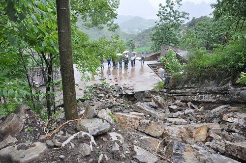貴州省黔西南布依族苗族自治州興義市敬南鎮(zhèn)百合村6月23日7時20分發(fā)生一處滑坡致1人失蹤,這是滑坡現(xiàn)場(6月23日攝)。新華社發(fā)(覃苗苗 攝)
