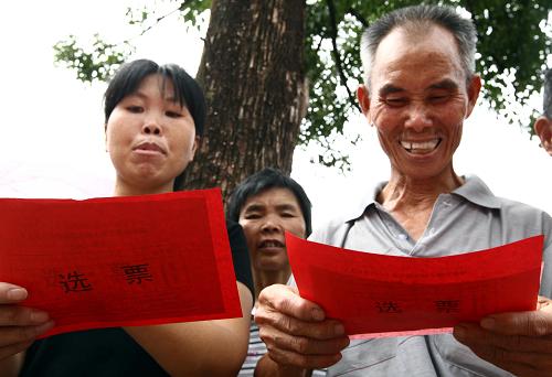 6月22日,瑞金市葉坪村選區(qū)的選民仔細閱讀人大代表候選人的名單。新華社記者 高學余 攝