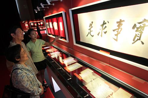 6月24日,參觀者在北京展覽館參觀“紀(jì)念中國共產(chǎn)黨成立90周年檔案資料展”。 當(dāng)日,由中共中央黨校、中央檔案館、北京市委宣傳部、西城區(qū)委聯(lián)合主辦的“紀(jì)念中國共產(chǎn)黨成立90周年檔案資料展”在北京展覽館開幕。展覽共展出500多件檔案資料,內(nèi)容涉及中國共產(chǎn)黨的創(chuàng)立、北伐戰(zhàn)爭、抗日戰(zhàn)爭、解放戰(zhàn)爭、社會主義革命和建設(shè)時(shí)期、全面建設(shè)中國特色社會主義時(shí)期等多個(gè)歷史階段。 新華社發(fā)