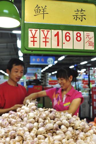 6月23日,消費(fèi)者在山東鄒平縣一家超市購買大蒜。新華社發(fā)(董乃德 攝)