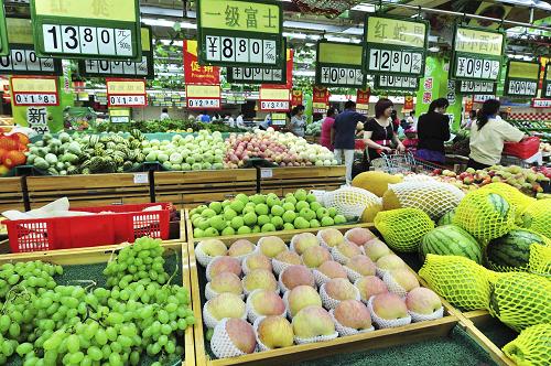6月25日,消費(fèi)者在山東鄒平縣一家實(shí)現(xiàn)“農(nóng)超對(duì)接”的超市購(gòu)買水果。新華社發(fā)(董乃德 攝)