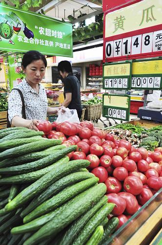 6月25日,消費(fèi)者在山東鄒平縣一家實(shí)現(xiàn)“農(nóng)超對(duì)接”的超市購(gòu)買蔬菜。新華社發(fā)(董乃德 攝)