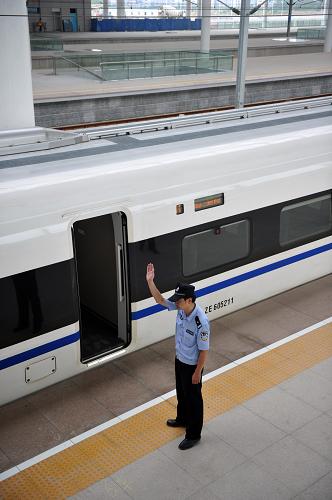 在京滬高鐵蚌埠南站,蚌埠鐵路公安處民警在高鐵??空九_(tái)執(zhí)勤(6月23日攝)。新華社記者 劉軍喜 攝