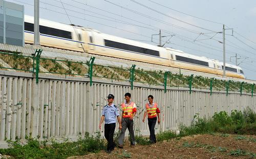 在安徽省鳳陽(yáng)縣府城鎮(zhèn),民警和護(hù)路隊(duì)員在對(duì)高鐵沿線進(jìn)行安全巡查(6月23日攝)。新華社記者 劉軍喜 攝