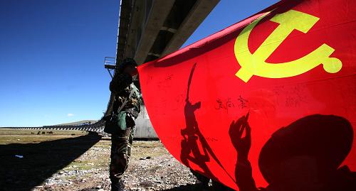 6月26日,青藏鐵路守護(hù)中隊(duì)的黨員官兵在黨旗上為黨的生日寫下祝福。 青藏鐵路自2006年7月1日全線通車以來,武警西藏總隊(duì)青藏鐵路守護(hù)中隊(duì)的官兵們克服高寒缺氧和惡劣的環(huán)境,5年來在平均海拔4500米以上的“生命禁區(qū)”守護(hù)青藏鐵路線,鑄造忠誠(chéng)。 新華社發(fā)(張權(quán) 攝)