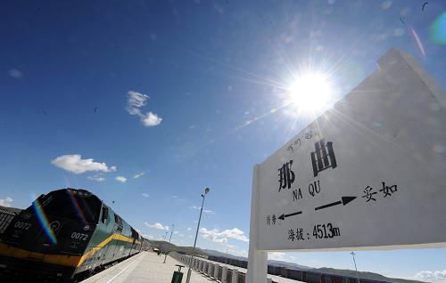 6月27日,一列進(jìn)藏列車駛經(jīng)西藏那曲車站。 青藏鐵路自2006年7月1日全線通車運(yùn)營以來,這條雪域“天路”歷經(jīng)寒暑和運(yùn)營考驗,凍土路基整體穩(wěn)定,客貨運(yùn)輸安全暢通,凍土區(qū)段旅客列車運(yùn)行時速可達(dá)100公里,是目前世界凍土鐵路時速之最。據(jù)統(tǒng)計,5年來,青藏鐵路公司累計運(yùn)送旅客4100多萬人,運(yùn)送貨物1·8億多噸,有力助推了青海、西藏兩省區(qū)經(jīng)濟(jì)社會發(fā)展。 新華社記者侯德強(qiáng)攝