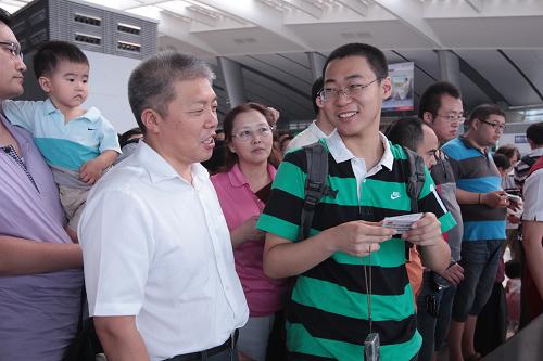 6月30日,乘客在車站內(nèi)候車。新華社記者 邢廣利 攝