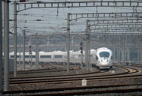 6月30日,第一列京滬高鐵列車駛出北京南站。 當(dāng)日,京滬高鐵正式開通運(yùn)營。 新華社記者羅曉光攝