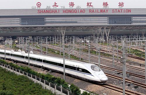 6月30日,一輛CRH380型高速列車從上海虹橋站駛出。 當(dāng)日,京滬高鐵正式開通運(yùn)營。 新華社記者凡軍攝
