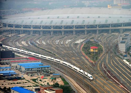 6月30日,首列正式運(yùn)營的京滬高鐵列車從北京南站駛出,開往上海。 當(dāng)日,京滬高鐵正式開通運(yùn)營。 新華社記者 劉勇貞 攝