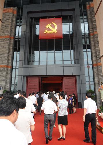 6月30日,前來參觀南湖革命紀(jì)念館新館的市民和游客絡(luò)繹不絕。新華社發(fā)(胡元勇 攝)