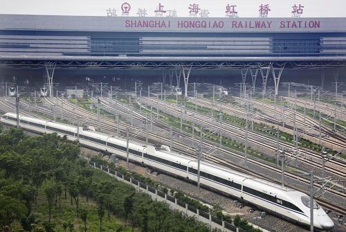 7月1日,一列京滬高鐵列車正駛離上海虹橋站。 7月1日起,全國(guó)鐵路將實(shí)行新的列車運(yùn)行圖,時(shí)速300公里動(dòng)車組列車將實(shí)行票價(jià)浮動(dòng)。本次調(diào)圖后,全國(guó)鐵路將開(kāi)行旅客列車2128.5對(duì),比現(xiàn)圖增加195對(duì),客座總能力將達(dá)到401.3萬(wàn),增加35.1萬(wàn),鐵路客運(yùn)能力增長(zhǎng)9.6%,貨運(yùn)能力增長(zhǎng)6%。隨著鐵路運(yùn)輸能力和運(yùn)輸效率的進(jìn)一步提高,鐵路服務(wù)經(jīng)濟(jì)社會(huì)發(fā)展和滿足人民群眾出行需求的能力和質(zhì)量將得到大幅提升。 新華社記者 裴鑫 攝