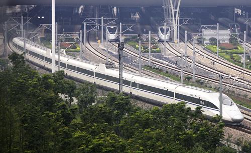 7月1日,一列高速列車正駛出上海虹橋站。新華社記者 裴鑫 攝