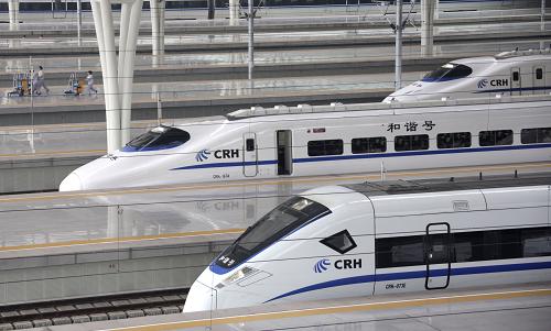 7月1日,幾列高速列車正停靠在上海虹橋站的站臺(tái)上。新華社記者 裴鑫 攝